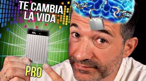 Hombre sonriente sostiene un Plaud Note Pro blanco, con texto 'TE CAMBIA LA VIDA' y un cerebro con candado abierto.