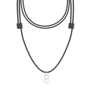 Cordón negro con colgante plateado del logo de Plaud.