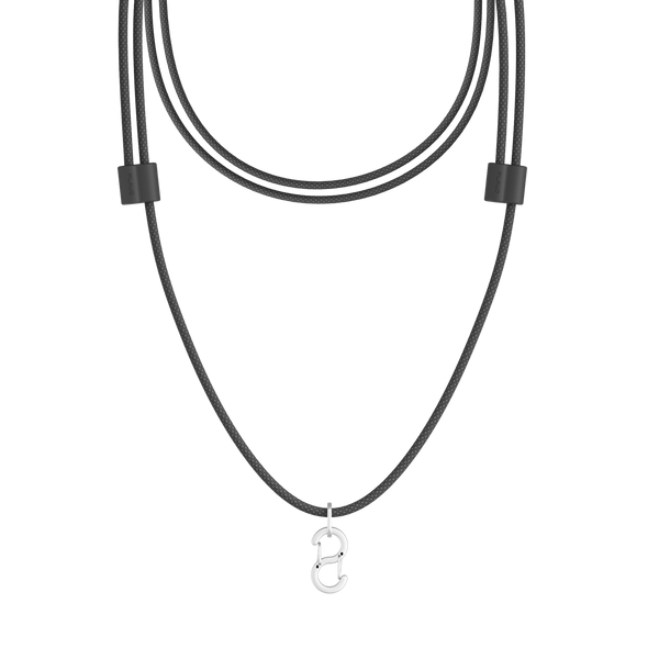 Cordón negro con colgante plateado del logo de Plaud.