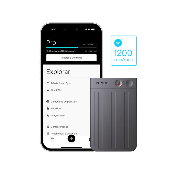 Plaud Note gris oscuro junto a un smartphone con la Plaud App, mostrando el plan Pro con 1200 minutos mensuales.