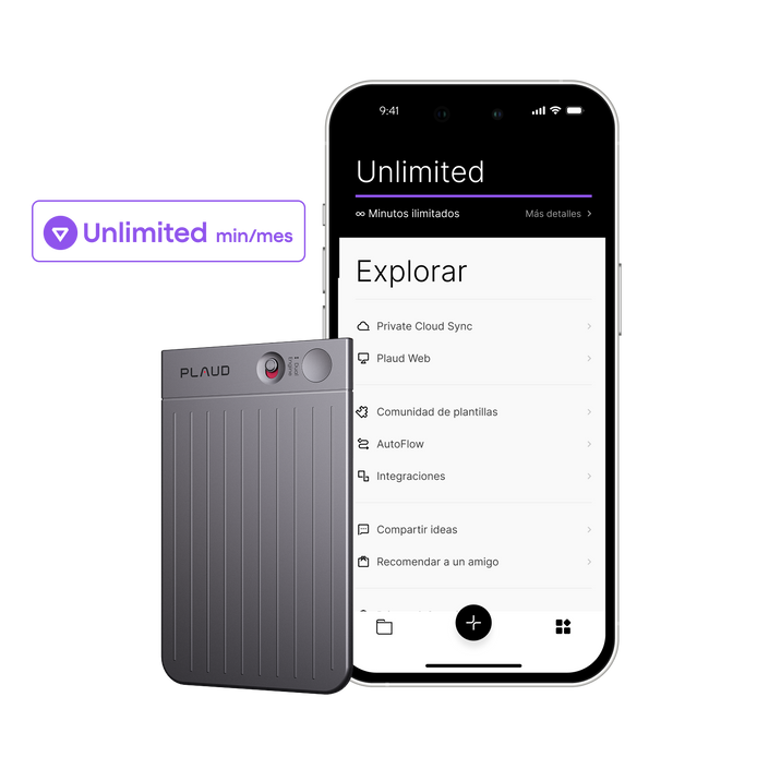 Plaud Note gris junto a un smartphone con la Plaud App mostrando el plan Unlimited y sus beneficios.