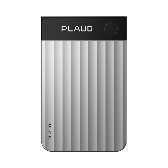 Plaud Note Pro plateado con cuerpo texturizado y logotipo Plaud en la parte superior.