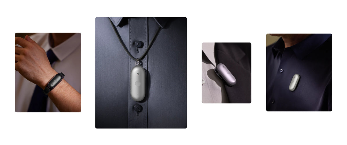 Plaud NotePin S plateado usado como pulsera, collar y prendedor en una camisa.