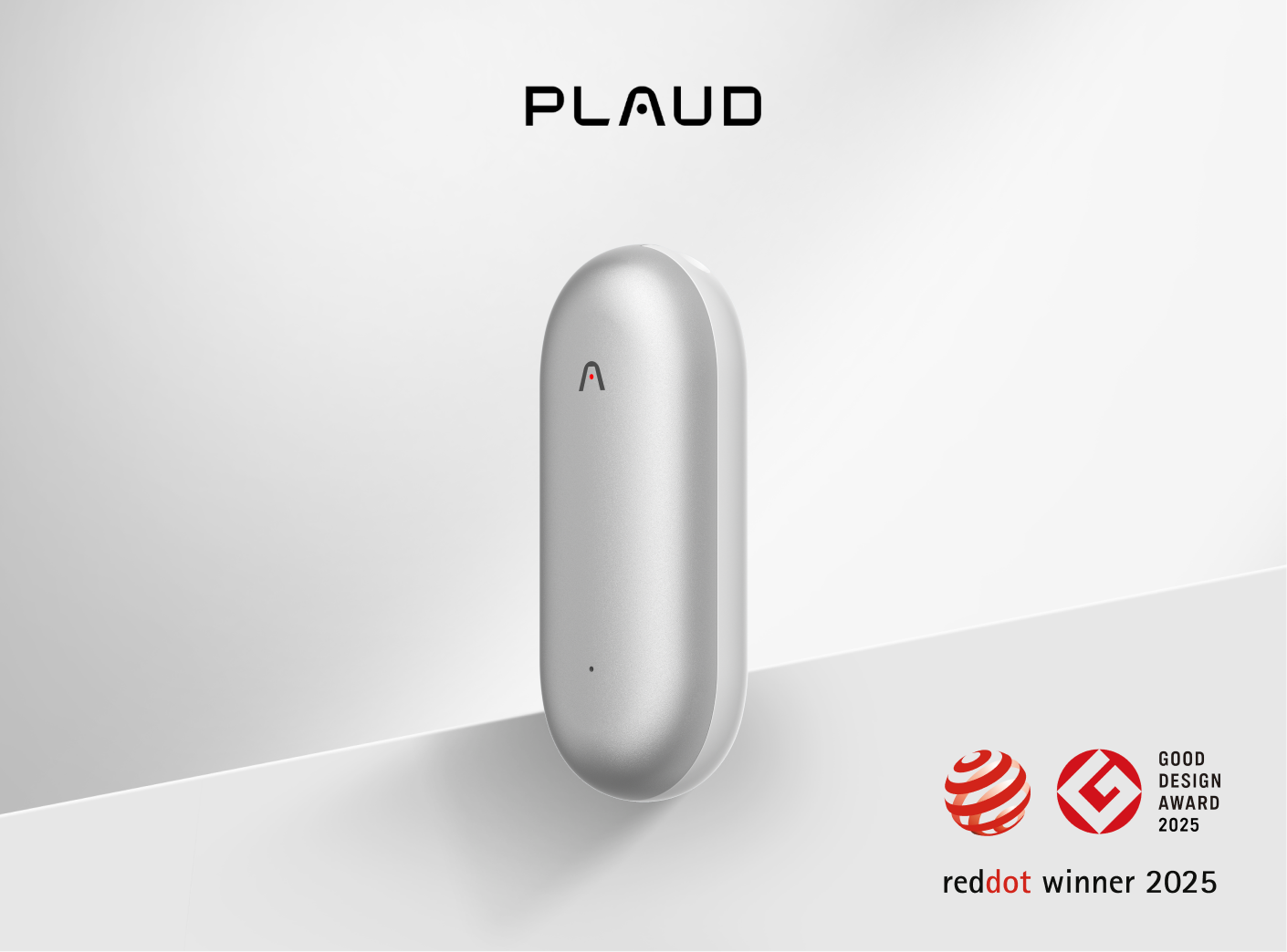 Plaud NotePin plateado, un grabador de voz AI, ganador del premio Red Dot y Good Design Award 2025.